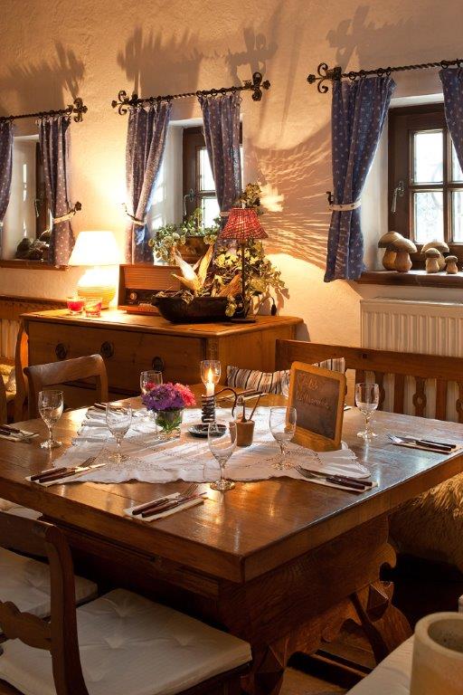 Tisch im Rendl Keller